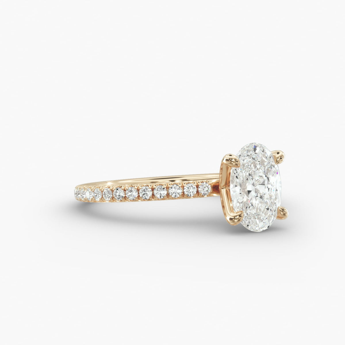 Anillo de Compromiso Oval con Pavé en Oro 18K
