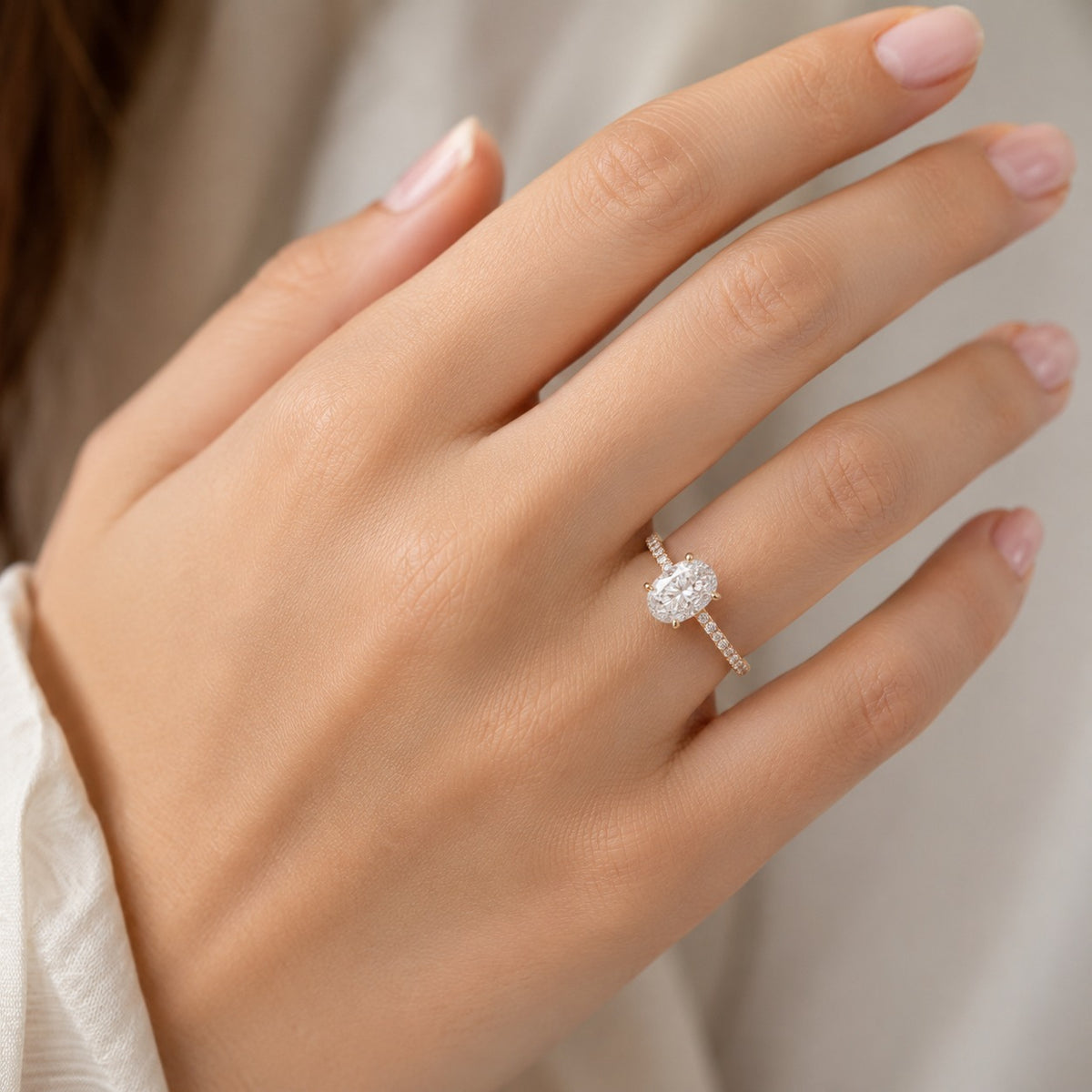 Anillo de Compromiso Oval con Pavé en Oro 18K