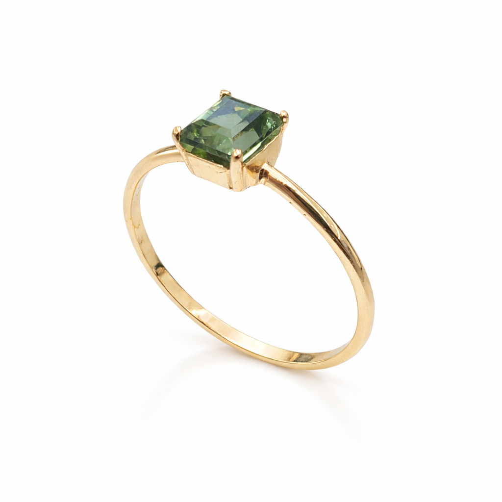 Anillo de Turmalina Verde en Oro 18K