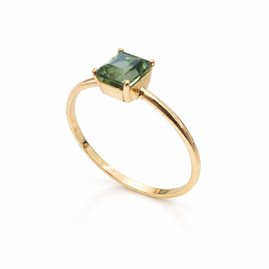 Anillo de Turmalina Verde en Oro 18K