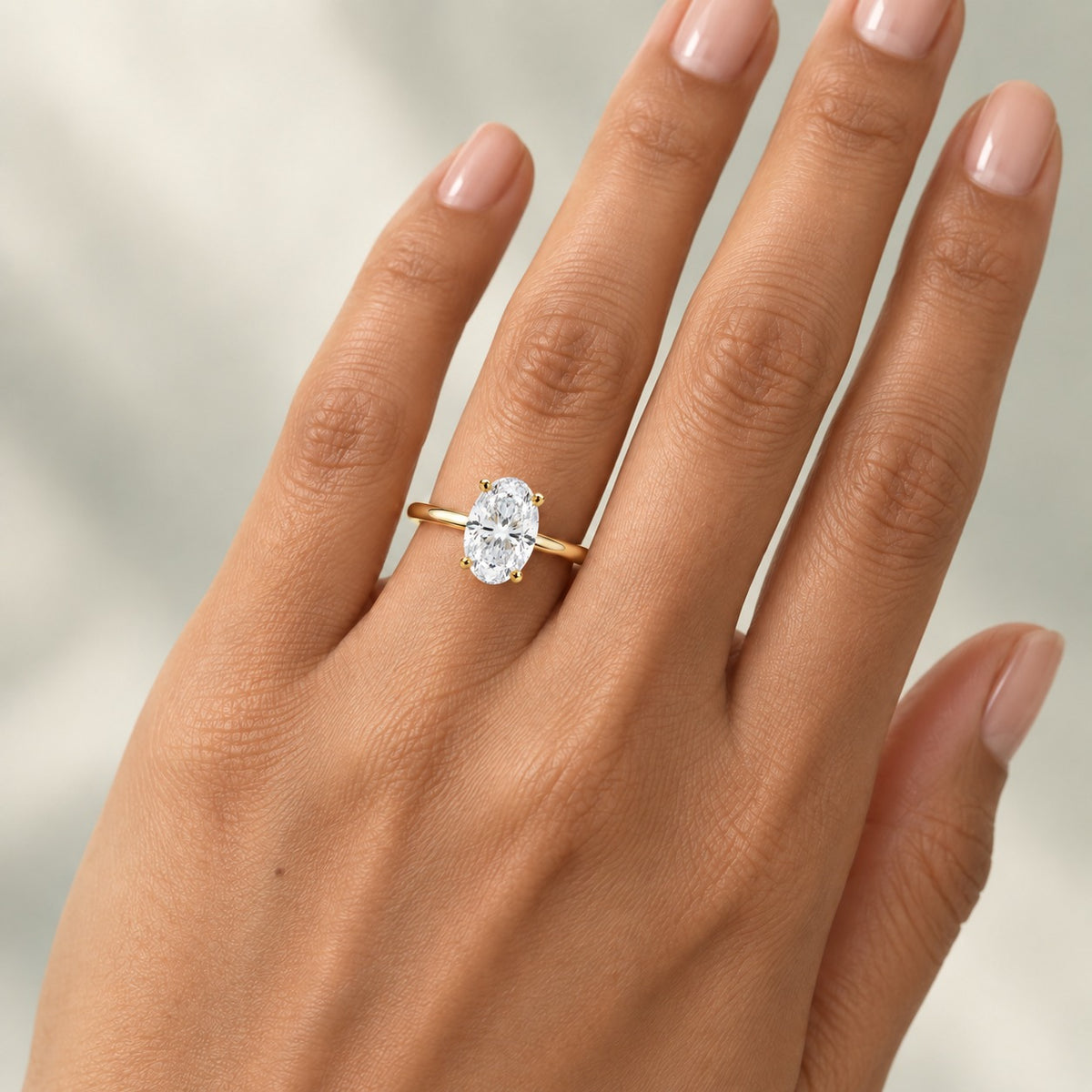 Anillo Oval 1.50 ct con moissanita GRA colocado en la mano