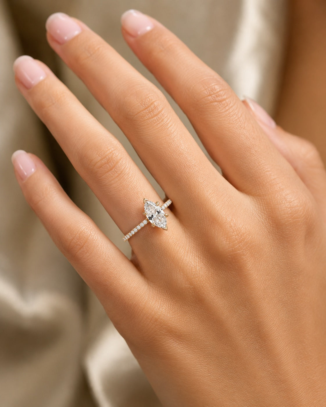 Anillo de Compromiso Marquise con 6 Prongs y Pavé  Oro 18K